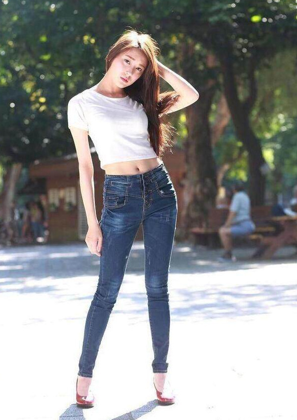 街拍美女：牛仔裤美女穿出动人身材，尽情演绎青春美！