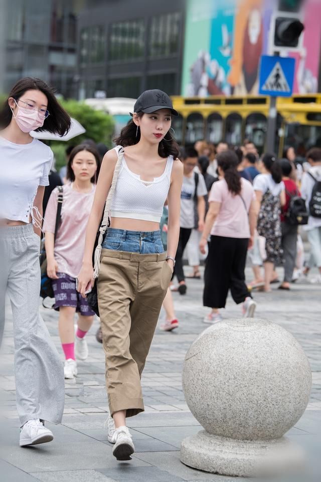 街拍美女:图1性感迷人,图2妩媚动人,图5你的上衣是忘记穿了吗?