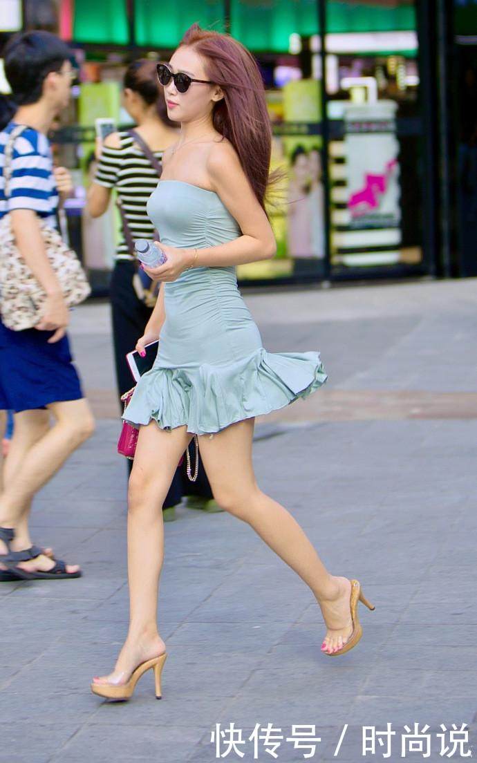 街拍：美女吊带黑纱裙的霸气大表姐，尽显女人的优雅与妩媚！