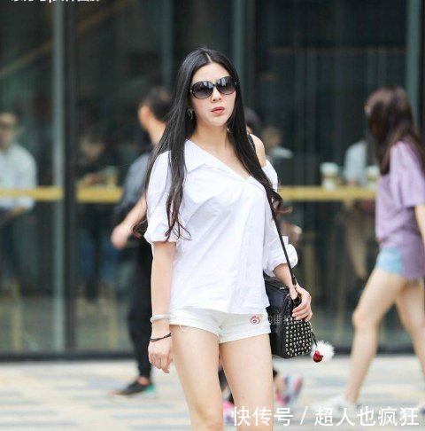 街拍小姐姐白T恤配上一款高腰的热裤，美好的腰身尽入路人眼底