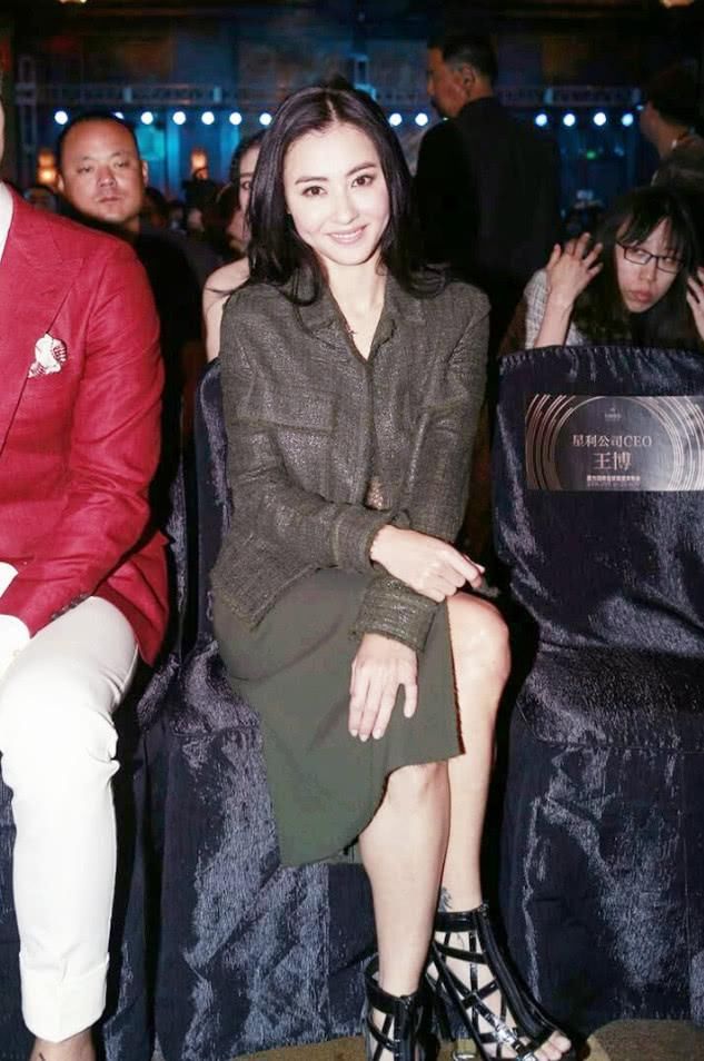 张柏芝旧照流出，渔网+抹胸老气却也性感，网友:现在咋不穿了?