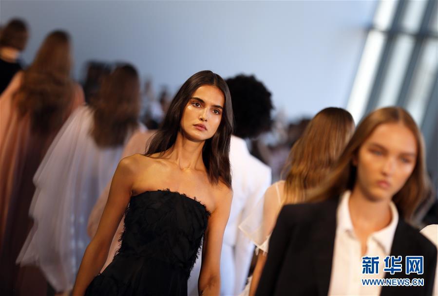 纽约时装周开幕 NOON BY NOOR品牌发布新款时装