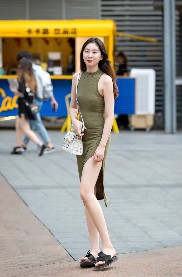 街拍：包臀裙还配上开叉设计，一双大长腿欲拒还羞