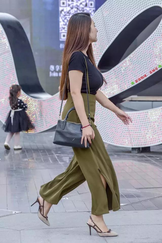 街拍：最后一个小姐姐背带裤出街，凸显40多岁女人的风韵犹存!
