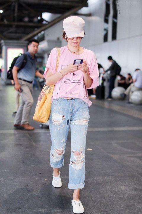 42岁马伊琍穿22岁衣服,一双手更引人注目,网友:手控受不了