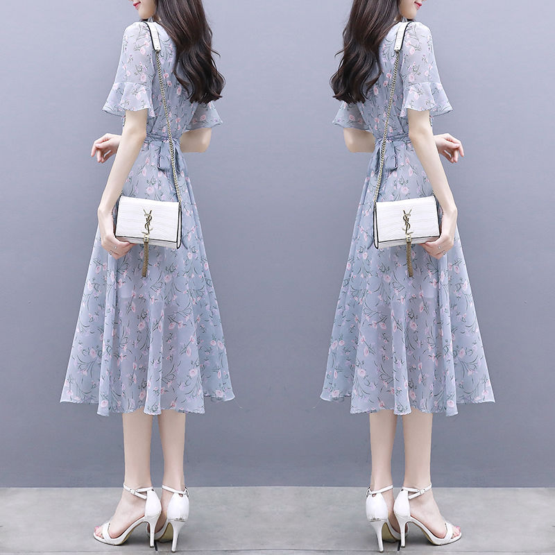 女人到了40，要打扮嫩一点!试试“蜂腰”连衣裙，美得挪不开眼