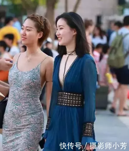街拍：小姐姐一袭吊带薄纱裙，秀出优雅高贵的气质