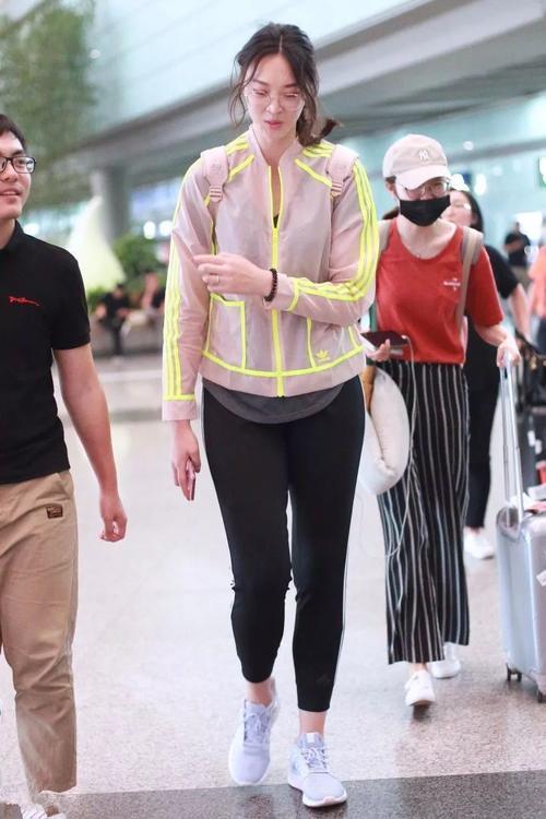 惠若琪开窍，知道在打底裤外面套短裤了，看着就没那么尴尬！