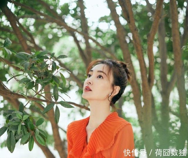 「王丽坤」“素颜女神”王丽坤机场晒照,粉色衬衣搭牛仔裤,这也太“素”了