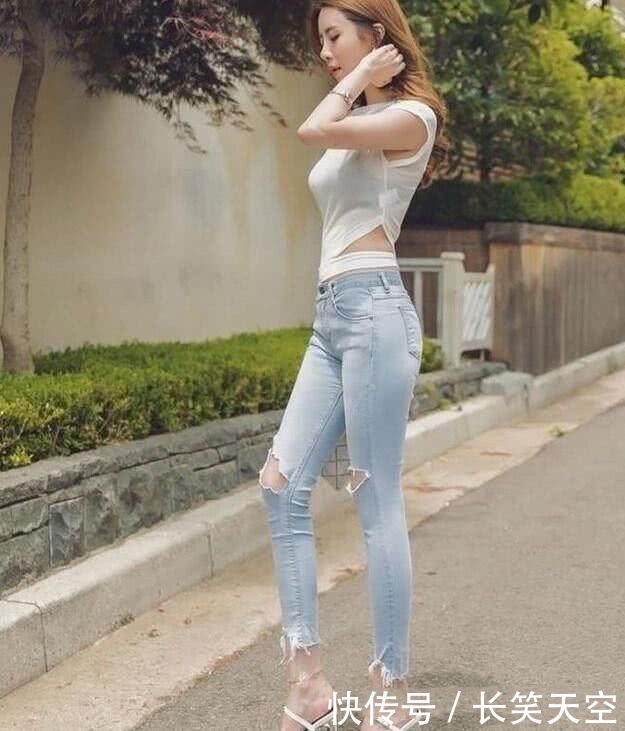 时尚街拍，图一美女时尚魅力牛仔裤，一举一动都那么迷人