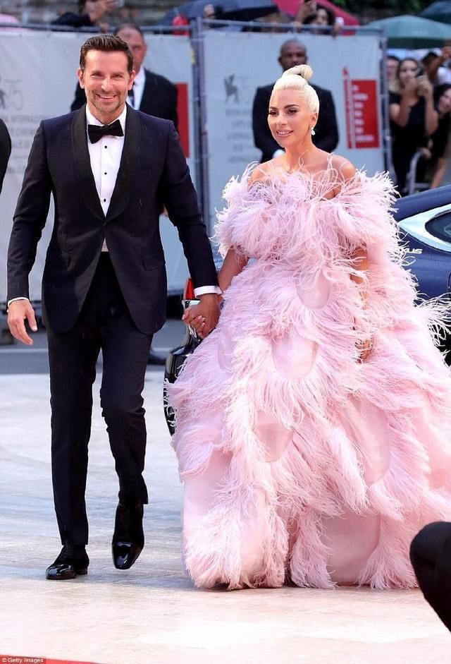 伊莲娜穿睡裤离开威尼斯，竟一点不丑，比硬凹造型的乔治娜有气场