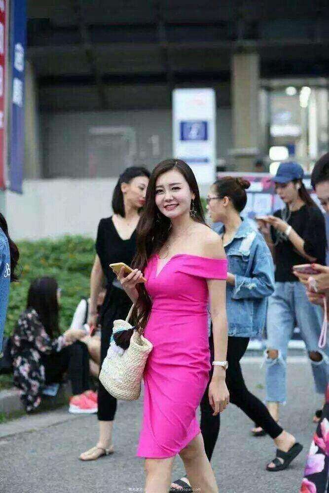 街拍: 迷人笑容的小姐姐,抹肩裙这么穿很吸睛