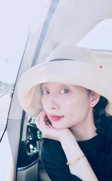 黑裙配丝袜知性十足却毁在鞋子上, 网友: 看不懂的时尚!