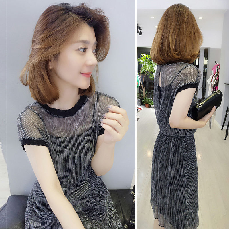 48岁妈妈穿这身裙子+高跟，又瘦又美，看侧影嫩的一呆一呆