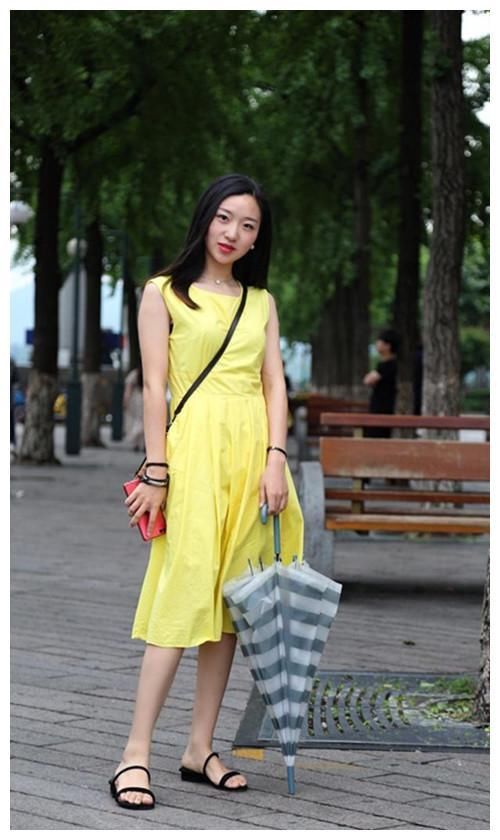 街拍：优雅的黄色长裙小姐姐，笑靥如花，清纯甜美！