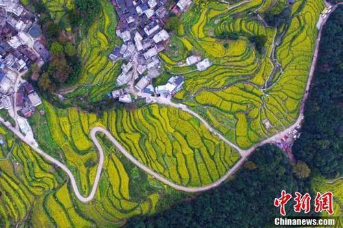 航拍江西婺源万亩梯田“油菜花海” 引游客纷至沓来