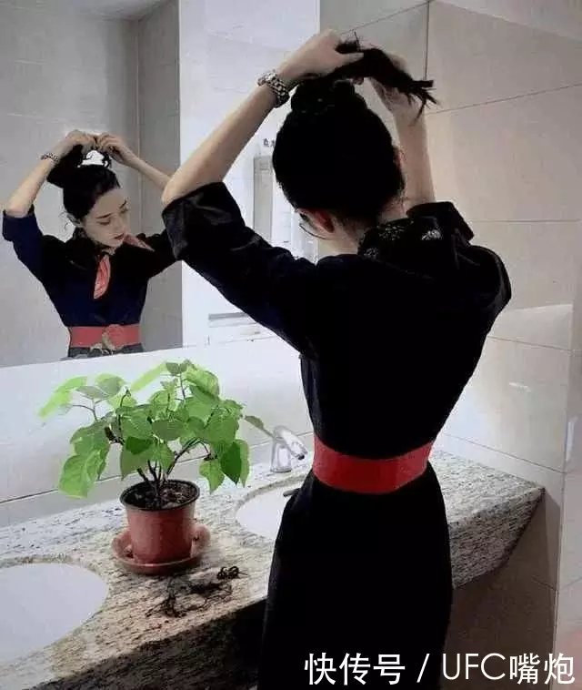 街拍美女：朝气蓬勃的空姐，与你零距离接触