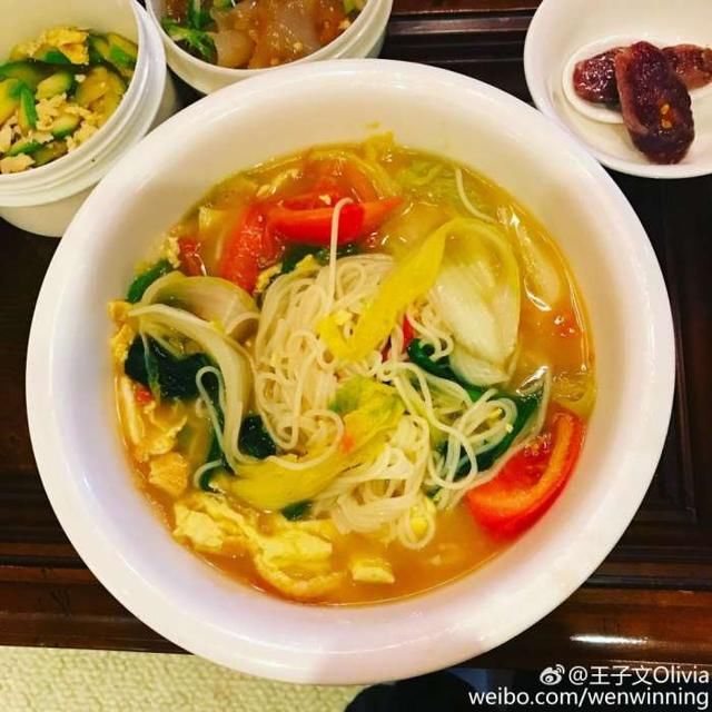 王子文晒纯素颜吃面照还称要减肥，网友：这么瘦了还减肥？