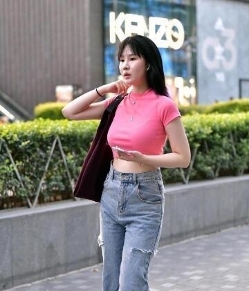 『唯俏』街拍图片,小姐姐高跟唯妙唯俏,彰显美女范