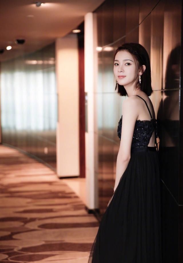 黑色裙摆薄纱的层层点缀吸睛亮眼，修长的脚背修饰更显修长美腿