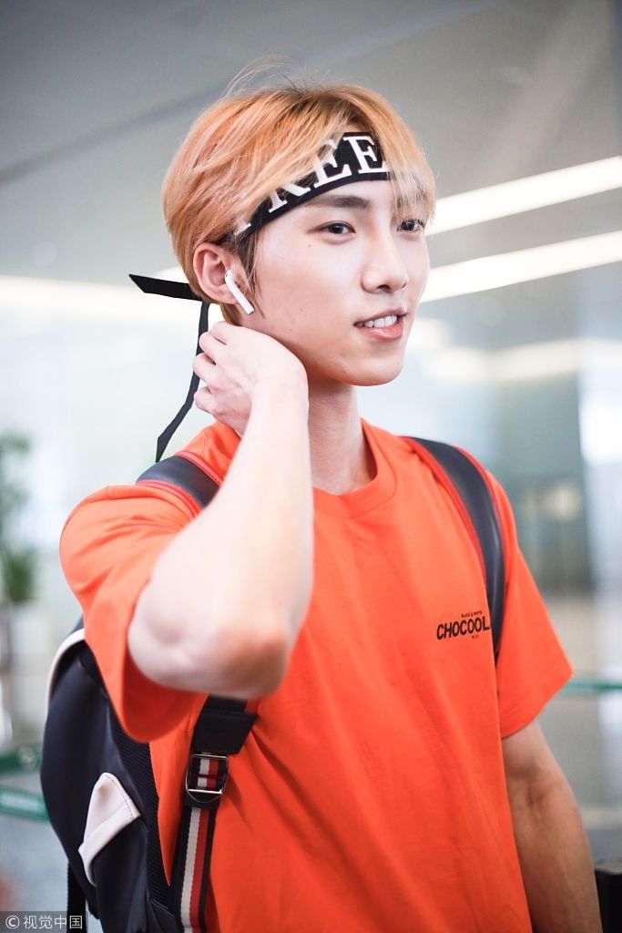 X玖少年团赵磊非主流造型显痞气  头绑发带变励志小哥哥公务繁忙