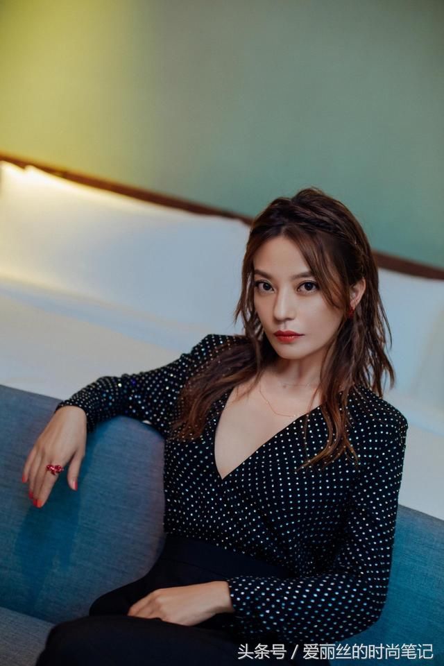 赵薇将衬衫衣领拉到肚脐眼，不料秀出一片排骨，网友：不如不露