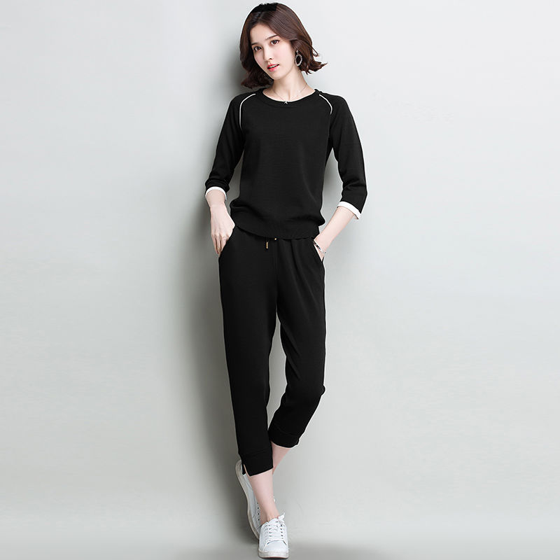 70后女人注意了,如今不流行连衣裙了,穿时髦两件套才显美显嫩