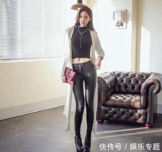 黑色皮裤那么受宠，修身的款式让腿部的线条变得更加纤细