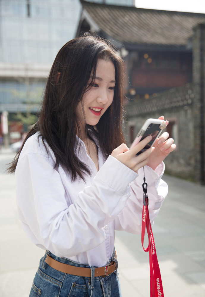 丰腴美女穿紧身打底裤,展现迷人气质,肉肉也挺可爱