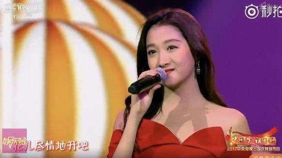 关晓彤胖出新高度！20岁的年龄32的脸，网友：她的花期也太短了吧