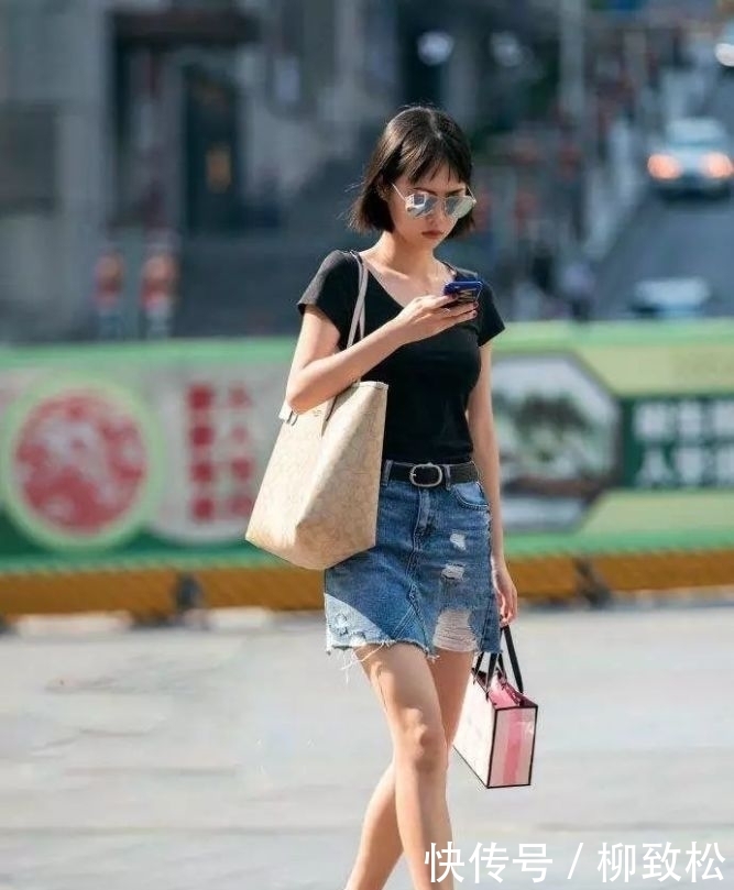  『短袖T恤』女性穿上高跟鞋, 打造出时尚魅力的自己