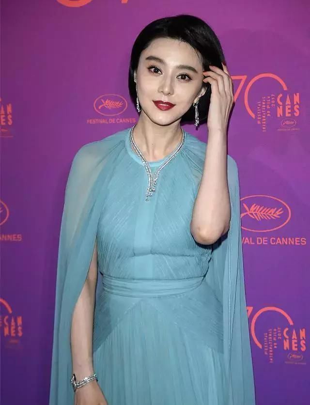 当秦岚和范冰冰同穿斗篷装时，终于知道气质和长相哪个更重要了！