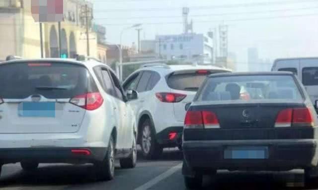  [出手]国产SUV恶意加塞，兰博基尼车主出手教训，结局大快人心