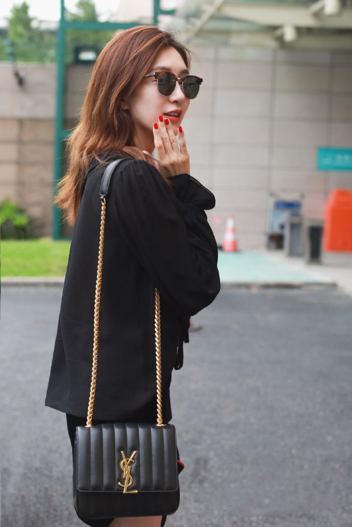 江疏影黑衣美腿性感街拍写真图片