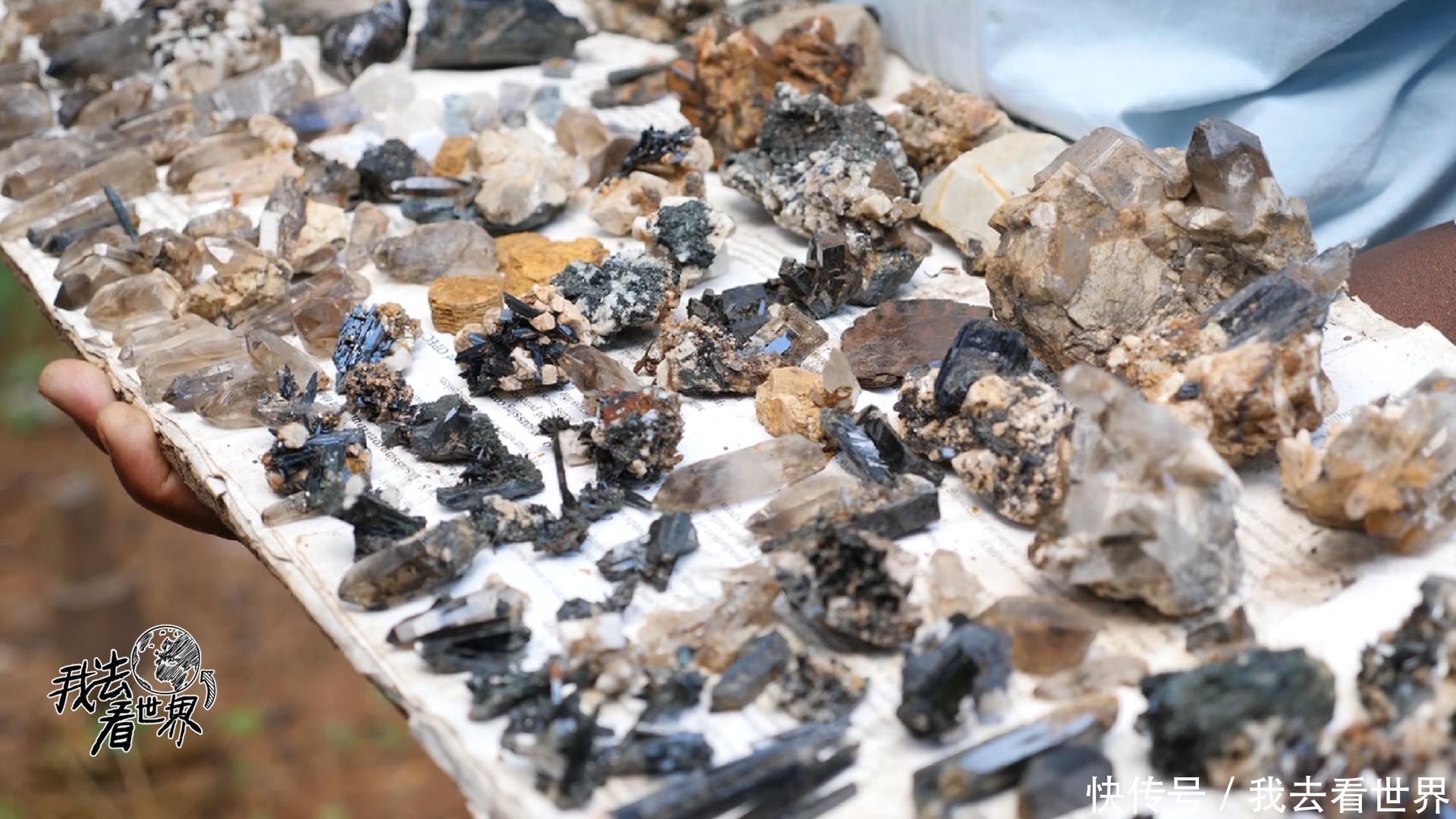 在非洲松巴山徒步，遇到非洲人卖水晶，这么大一块只要20元