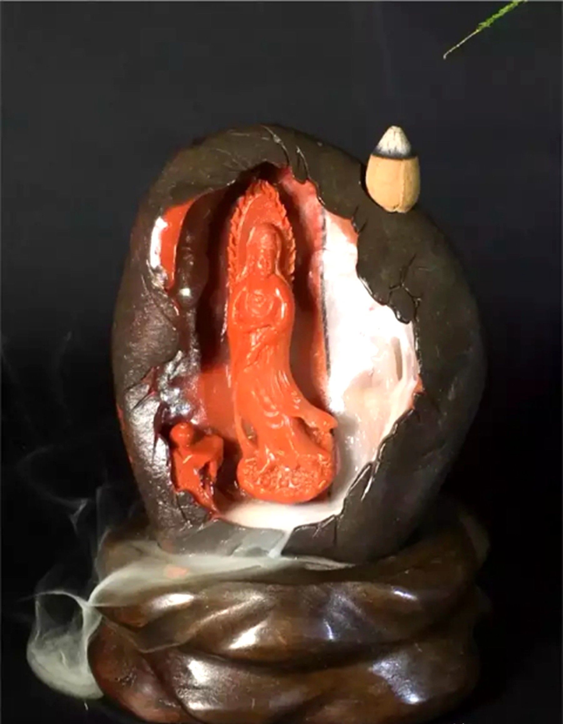 寿山石是我国的瑰宝，纯手工从内壁画出来，工艺非常精湛