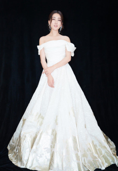 马苏黑色长裙妩媚动人，凹凸身材太抢镜了，网友：不小心被撩到了