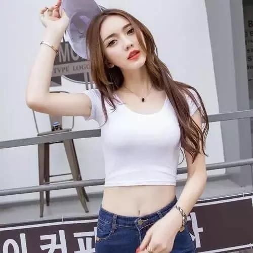 街拍：美女一袭长裙，展示高挑性感好身材，散发出青春活力气息！