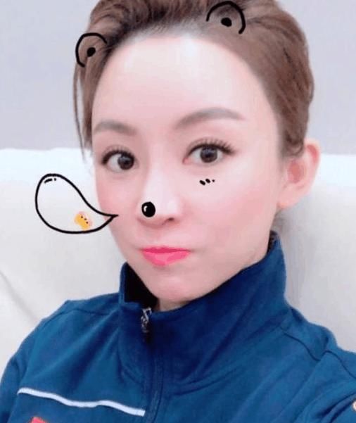 潘晓婷一改以往穿衣风格，清新脱俗，让人过目难忘