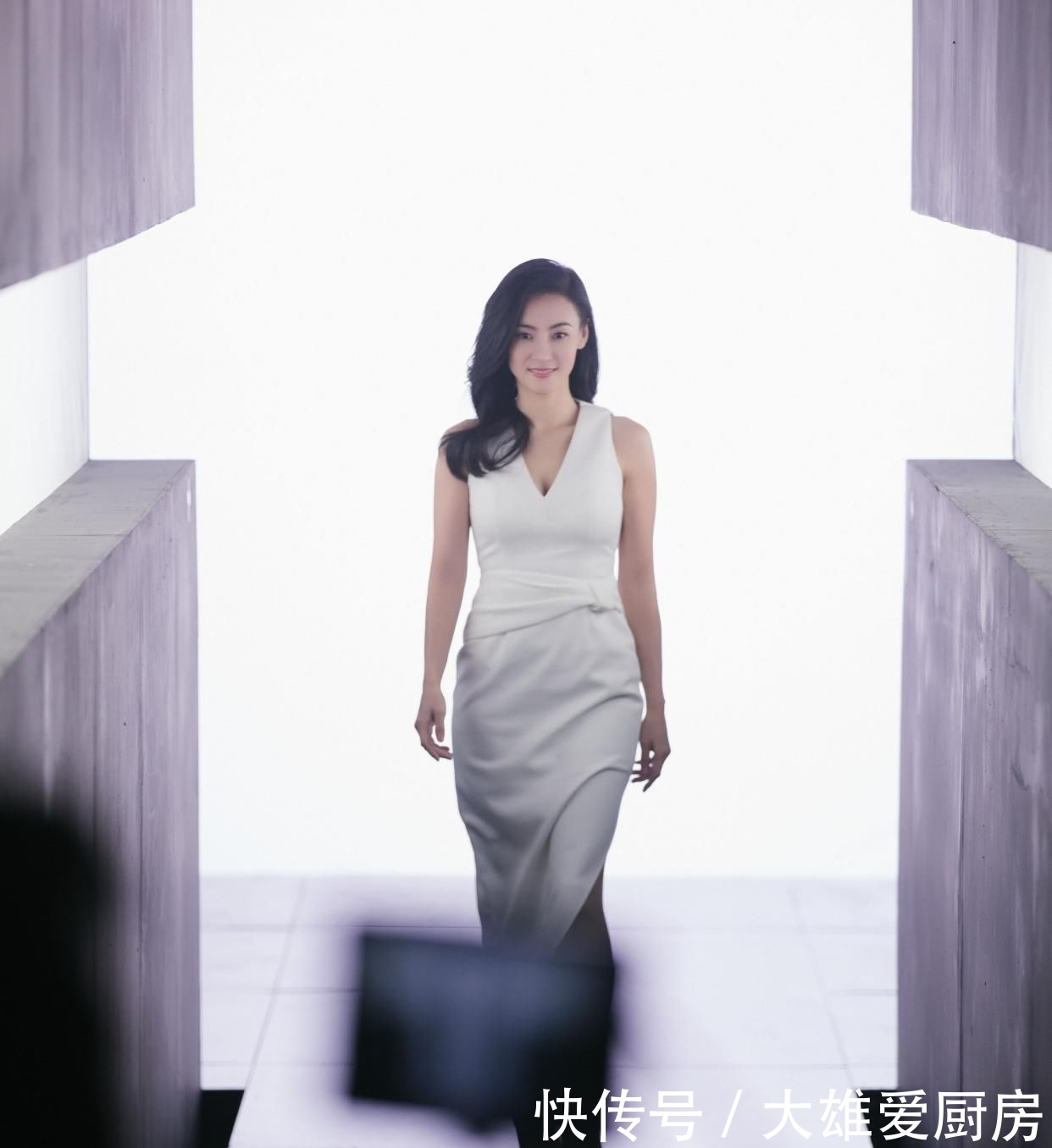 线条：同穿白色无袖礼服，输了年龄却赢了气质？，39岁张柏芝和37岁王鸥