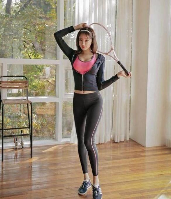 紧身打底裤美女，展现时尚迷人的身段，走在街上引来羡慕的眼光！