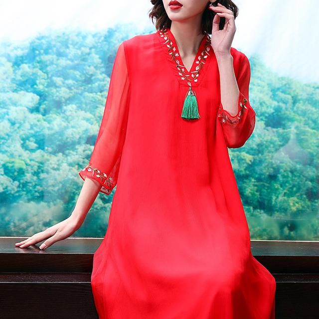 比孔雀绿还端庄的“酒红”色改良旗袍，超好看，适合四五十岁女人