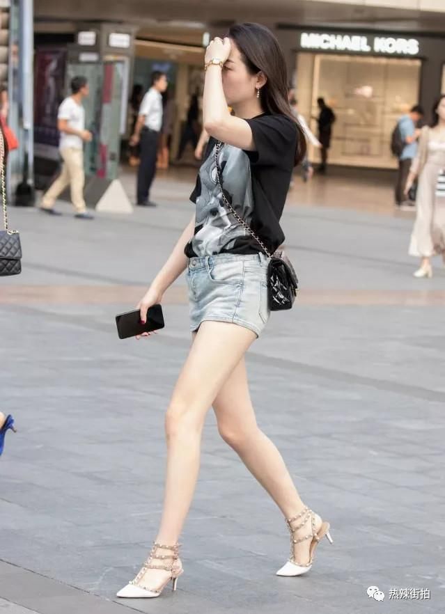 街拍:妹子的筷子腿又白又长，简直黄金比例