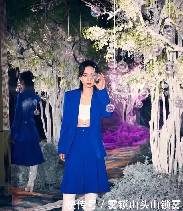  [短T恤]周笔畅真敢穿，白色打底的黑色框架excel裙帅气个性，自带公主风