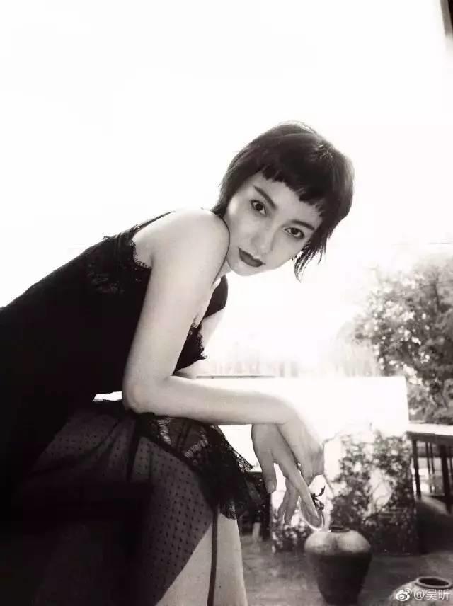 25岁古力娜扎撞衫33岁佟丽娅，同款长裙不同发型，网友：显老