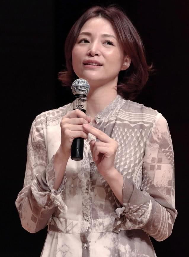 女性@终于相信你是70后了，董卿卸妆前后差别真大！素颜出镜难掩盖疲态