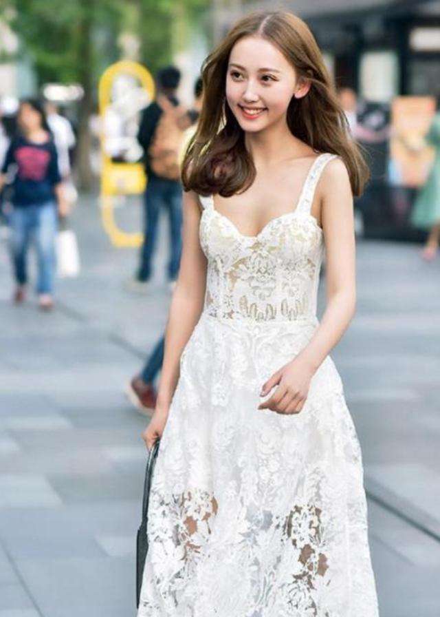 街拍: 牛仔裤美女, 腿部线条很流畅, 真是“妙不可言”的好身材!