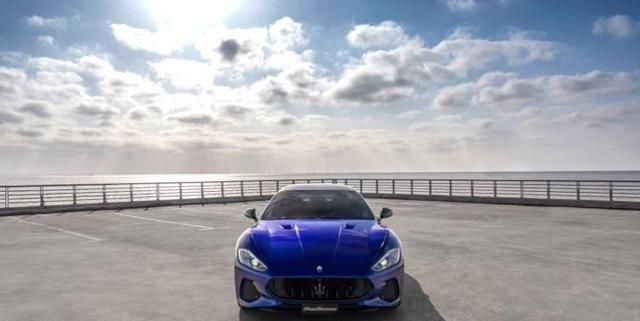  『汽车』汽车跨界时尚圈:你见过车头车尾是渐变色的车