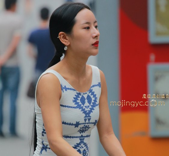 街拍,年轻辣妈长相酷似刘诗诗,白色短裙尽显长腿!!