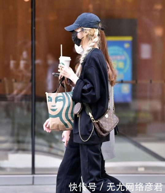 气质@街拍:明眸善睐的小姐姐,一条浅蓝色的连衣裙,时尚气质女神范